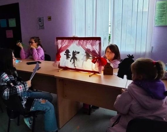 Горбовцы посмотрели сказку театра теней
