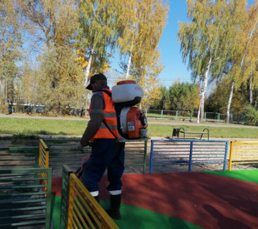 В Рузском округе наводят чистоту на детских площадках