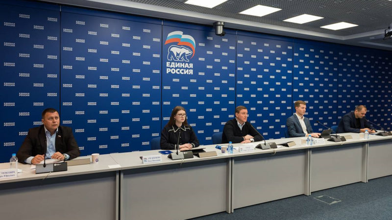 «Единая Россия» мобилизует волонтерские центры в регионах в связи с пиковой нагрузкой на систему здравоохранения