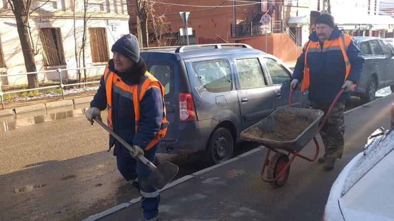 В Рузском округе дороги и тротуары посыпали пескосоляной смесью