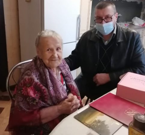 Жительнице Тучково вручили подарки