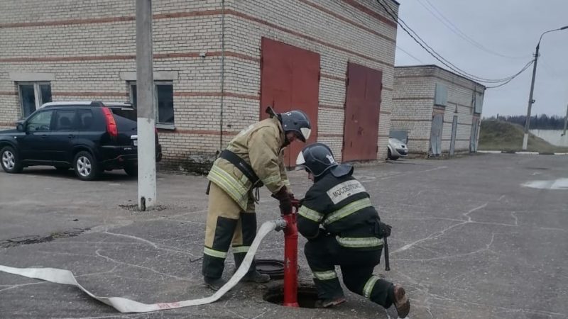 В Рузе пожарные отрабатывали навыки тушения возгораний