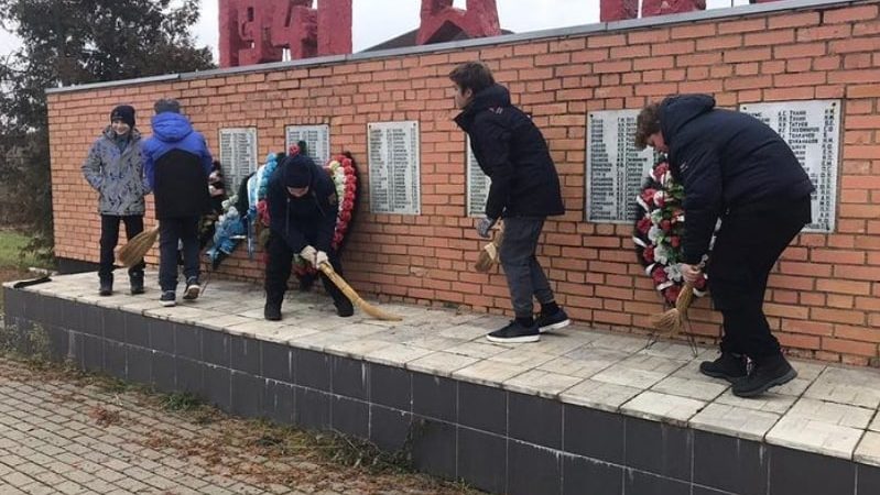 Колюбакинцы навели чистоту на мемориале Славы