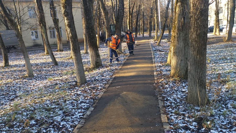 В Рузском округе посыпают дорожки и тротуары