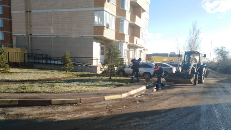 В Рузском округе посыпают дороги и тротуары