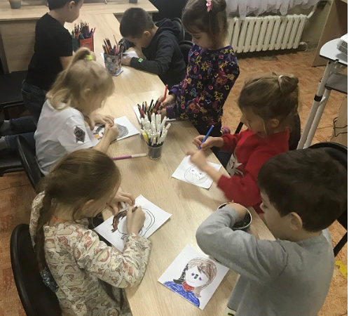 В Никольской библиотеке рисовали портреты мам