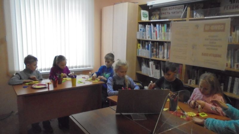 Читатели Старорузской библиотеки мастерят подсолнухи