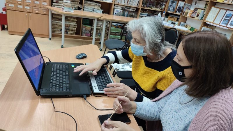 Долголетам провели компьютерные курсы