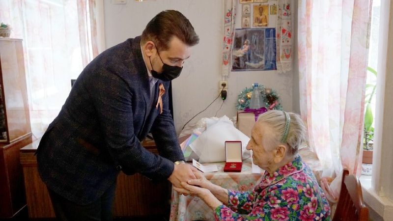 Глава округа передал памятный знак ветерану войны
