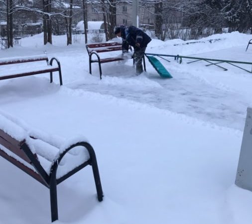 В Рузском округе расчищают детские площадки