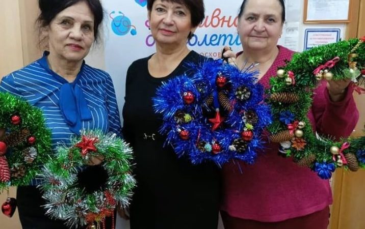 Рузские пенсионеры делали новогодние венки
