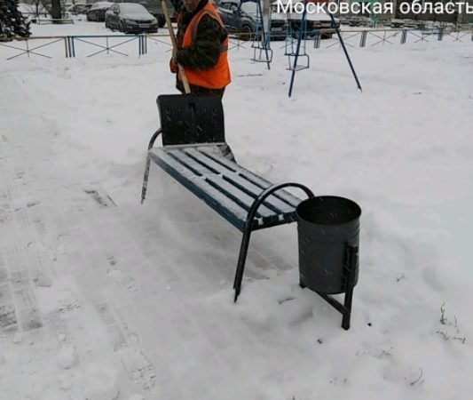 В Рузском округе очищают от снега игровые комплексы