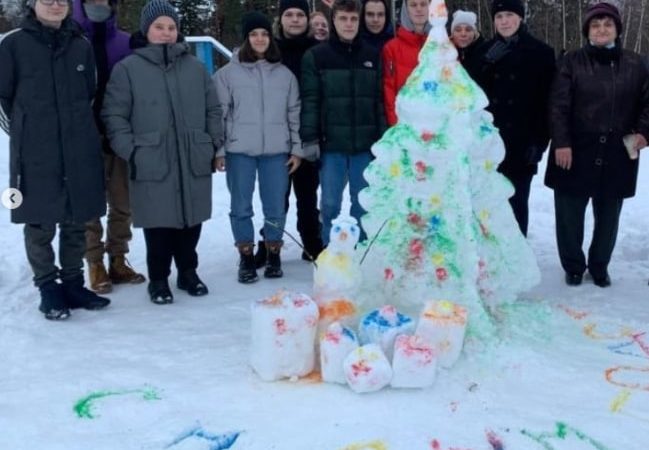 Лицеисты лепили снежные фигуры