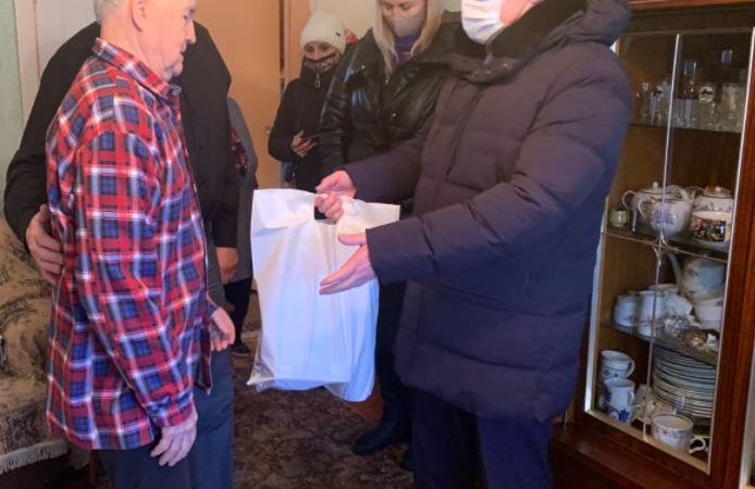 Владимир Вшивцев вручил подарки ветеранам