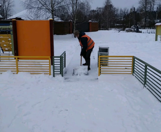 В Рузском округе убирают снег на детских площадках