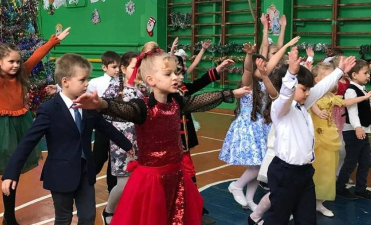 Лицеисты танцевали на новогоднем празднике