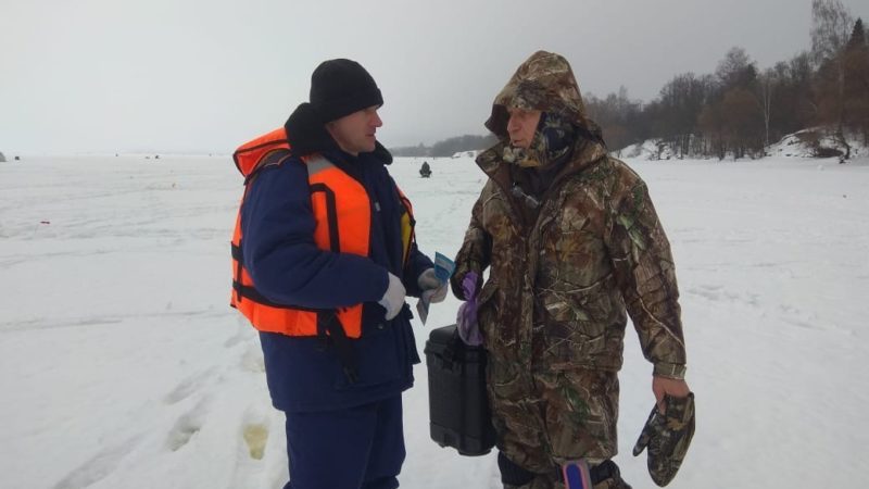 Спасатели контролируют толщину льда на водоемах