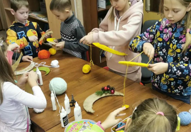 Дороховчане мастерили новогоднее украшение