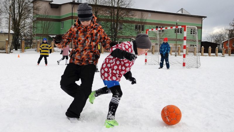 Юные ружане играли в футбол на снегу
