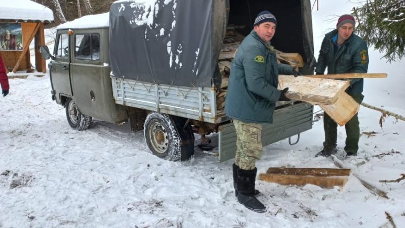 Лесники помогли подготовить места для Крещенских купаний