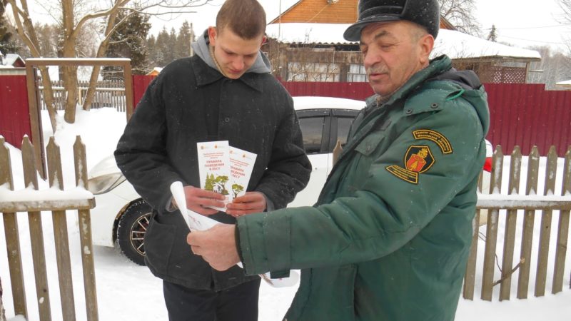 Лесничие раздают ружанам листовки о безопасном поведении в лесу