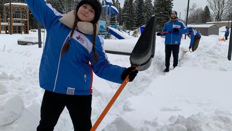 Участники «Снежного десанта» убирали снег на детских площадках