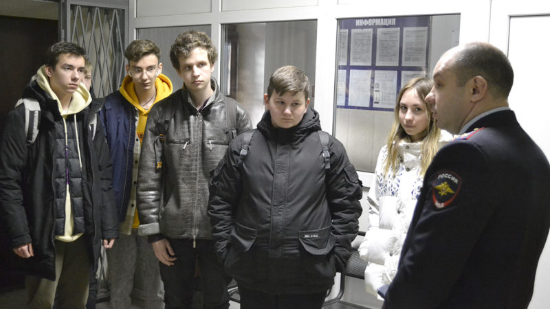 Урок профориентации провели полицейские и общественники для старшеклассников из Тучково