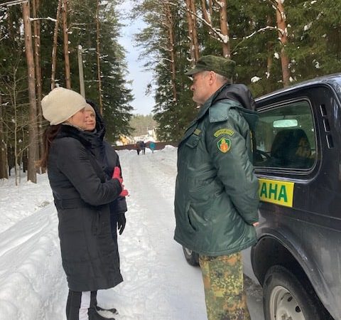 Сотрудники Звенигородского лесничества раздают жителям Рузского округа информационные материалы