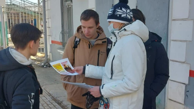 В Рузском округе пешеходам раздали листовки по безопасности на ж/д транспорте