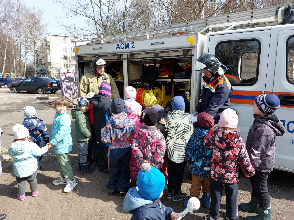 Гку безопасность. Пожар в детском саду. Праздник пожарной безопасности в детском саду. Пожарный центр детский сад. Дети спасатели.