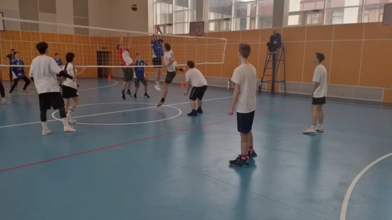 В тучковской школе играли в волейбол