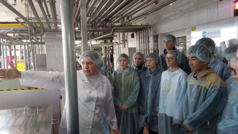 Покровские школьники совершили экскурсию на Рузский молокозавод