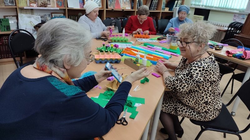 Тучковские пенсионеры мастерили подставку для яиц