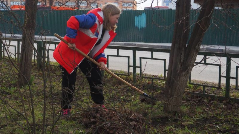 Рузские волонтеры убрали мусор у Молодежного центра