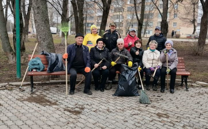 В сквере в Рузе пенсионеры навели чистоту