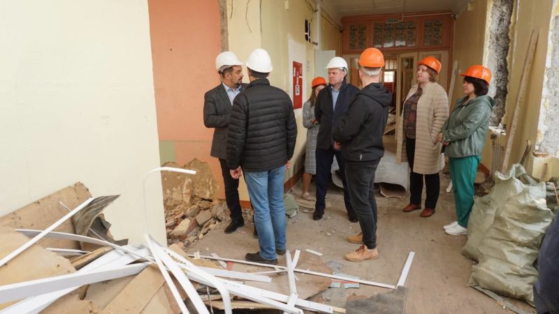 Николай Пархоменко проверил ремонт в Дороховской школе