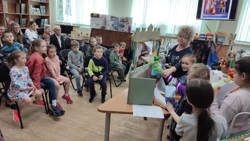 В Тучковской библиотеке состоялось кукольное представление