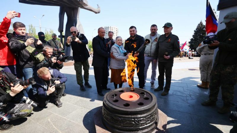 «Единая Россия» зажгла Вечные огни в Мариуполе