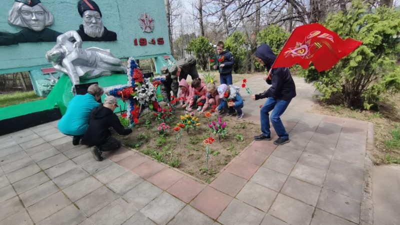 Читатели Старорузской библиотеки посетили братское захоронение