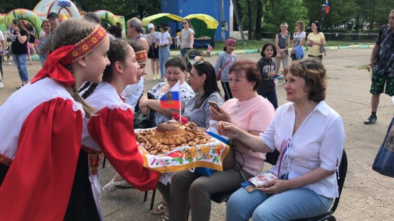 Тучковцев угощали хлебом-солью