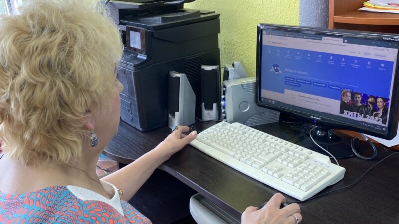 Лидинские пенсионеры учились оплачивать коммуналку с помощью компьютера
