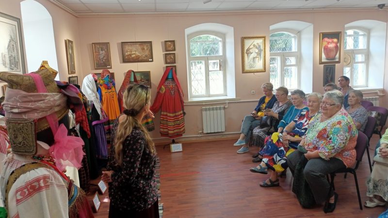 Ружане ознакомились с традиционными женскими нарядами