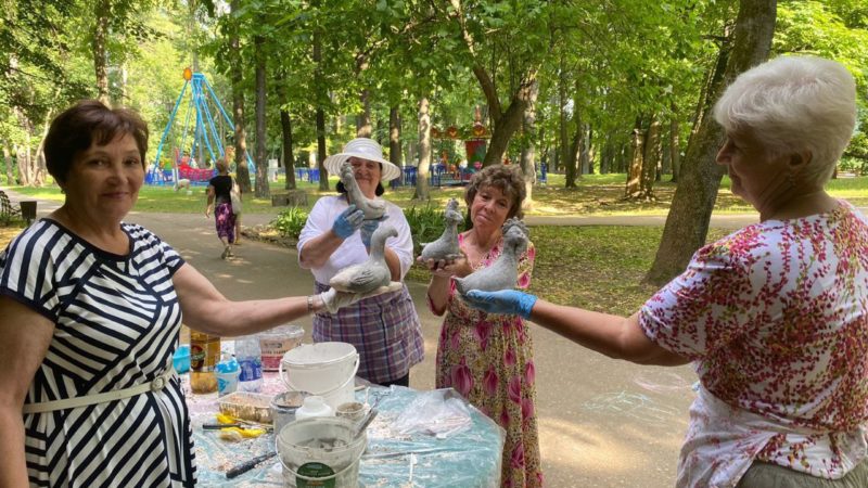 Рузские долголеты проводят творческие занятия в парке