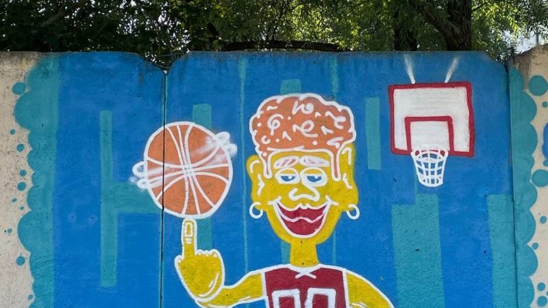 Для участников клуба «Каникулы в Молодежке» прошел мастер-класс по граффити