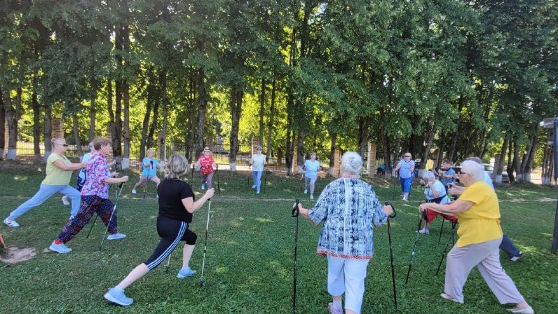 Веселая зарядка на стадионе для рузских долголетов