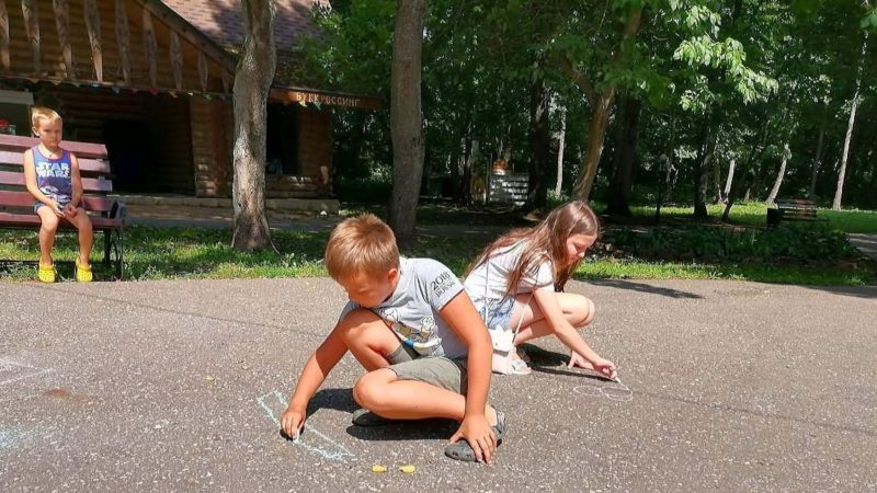 Ружане играли в мяч и рисовали на асфальте