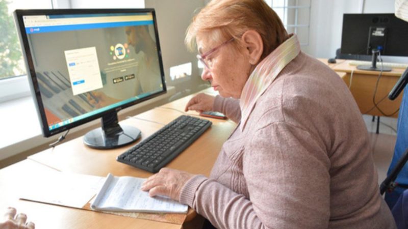 Пенсионеры изучают компьютерную грамотность
