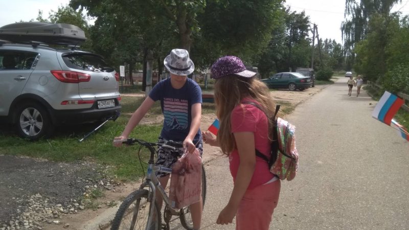В Орешках жителям раздавали флажки