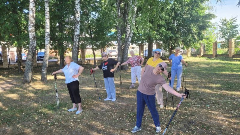 Рузских долготетов приглашают заняться скандинавской ходьбой