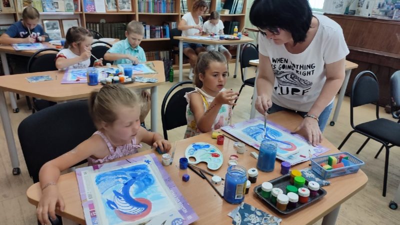 Юные тучковцы учились рисовать китов